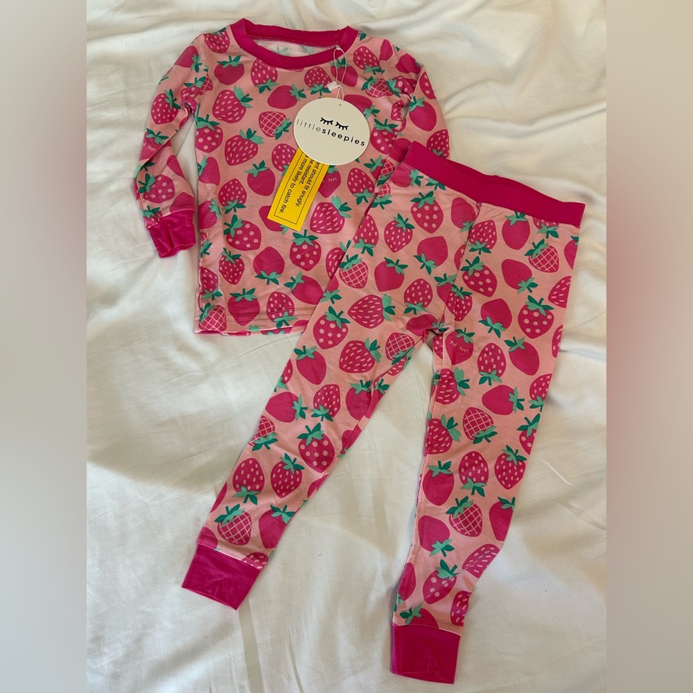 NWT Little Sleepies Sweet Strawberries Long Sleeve Two Piece Pajamas (12-18m)